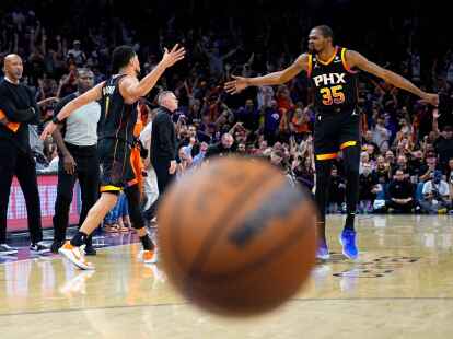 Erfolgs-Duo der Phoenix Suns:&nbsp;Devin Booker und Kevin Durant (r).
