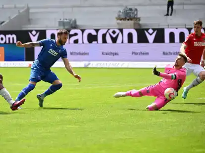 Fabian Schleusener (l) lie&szlig; beim zweiten KSC-Treffer 96-Torwart Ron-Robert Zieler keine Chance.