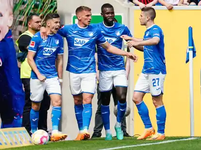 Hoffenheims Torsch&uuml;tze Christoph Baumgartner (l) jubelt mit Mannschaftskollegen &uuml;ber das Tor zur 1:0-F&uuml;hrung.