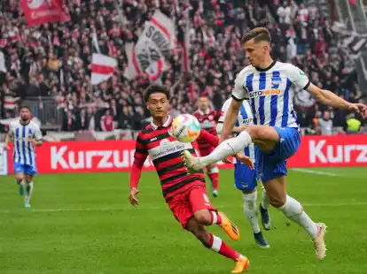 Marc Oliver Kempf (r) erzielte die Hertha-F&uuml;hrung gegen den VfB.
