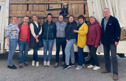 Anke Heller (Vierte von links) und Renate Brunken (F&uuml;nfte von links) mit freiwilligen Helfern aus der Ukraine. (Foto: Privat)