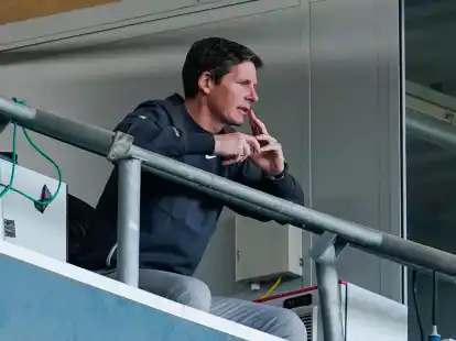 Frankfurts Trainer Oliver Glasner sitzt nach der roten Karten auf der Trib&uuml;ne.