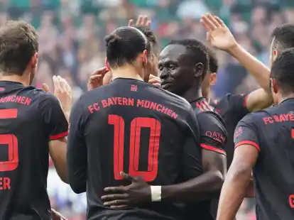 Bayerns Leroy San&eacute; (2.v.l) jubelt nach seinem Treffer mit Sadio Man&eacute; (3.v.l), Serge Gnabry (r) und Thomas M&uuml;ller (l).