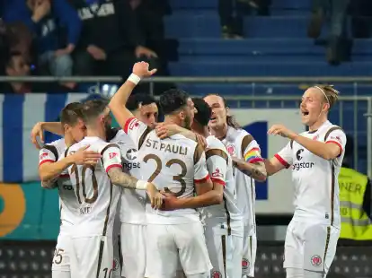 Der FC St. Pauli setzte sich in Darmstadt klar mit 3:0 durch.