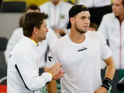 Jan-Lennard Struff (r) ist im Gespr&auml;ch dem deutschen Teamkapit&auml;n Michael Kohlmann.