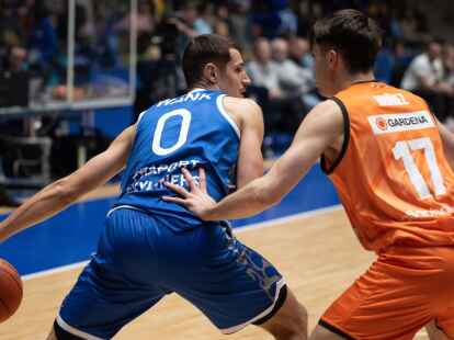 Frankfurts Lukas Wank (l) gegen Ulms Juan Nunez.