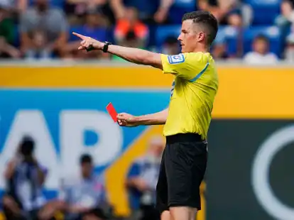 Schickte Eintracht-Trainer Oliver Glasner in Sinsheim auf die Trib&uuml;ne: Harm Osmers.