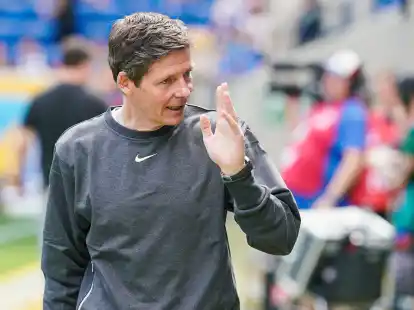 Frankfurts Trainer Oliver Glasner winkt ab.