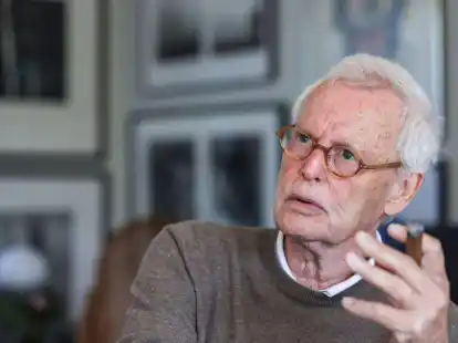 Der Portr&auml;tfotograf Konrad Rufus M&uuml;ller in seinem Wohnzimmer: Er hat alle deutschen Bundeskanzler seit Adenauer fotografiert.