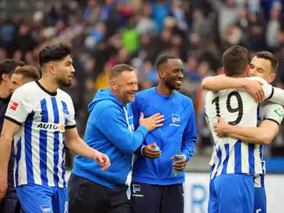 Suat Serdar (l-r), Cheftrainer Pal Dardai, Dodi Lukebakio, Stevan Jovetic und Filip Uremovic freuen sich: Jubelt die Hertha auch am Saisonende?