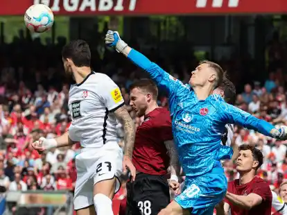 Kassierte in den Schlussminuten noch zwei Tore: der N&uuml;rnberger Torwart Peter Vindahl Jensen (r).