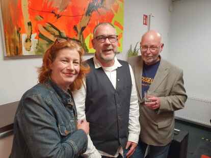 Freuen sich &uuml;ber eine gelungene Ausstellung (von links): Ina Maria Meckies (VHS), K&uuml;nstler Holger Sch&auml;ge und Laudator Hubert Kreke.