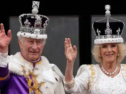 Gro&szlig;britanniens K&ouml;nig Charles III. und K&ouml;nigin Camilla winken der Menge vom Balkon des Buckingham Palace zu.