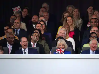 Prinz George (vorne l-r), Thronfolger Prinz William, K&ouml;nigin Camilla und K&ouml;nig Charles III. sowie Premierminister Rishi Sunak (hinter William) sitzen in der K&ouml;nigsloge und verfolgen das Konzert auf Schloss Windsor.