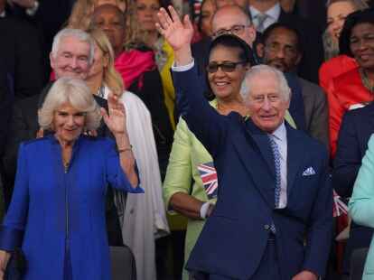 Der britische K&ouml;nig Charles und K&ouml;nigin Camilla winken beim Konzert auf Schloss Windsor.