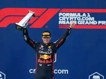 Max Verstappen von Red Bull reagiert auf dem Podium nach seinem Sieg.