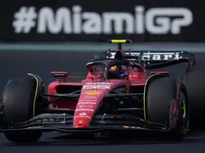 Der spanische Ferrari-Pilot Carlos Sainz steuert sein Auto.