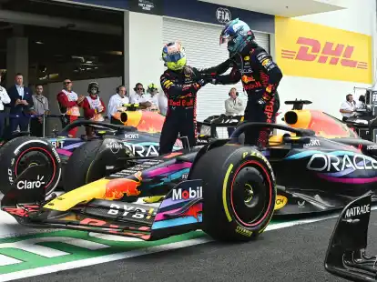 Red-Bull-Pilot Sergio P&eacute;rez (l) gratuliert seinem Teamkollegen Max Verstappen zum Sieg.