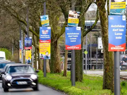 Wahlplakate verschiedener Parteien h&auml;ngen am Stra&szlig;enrand.