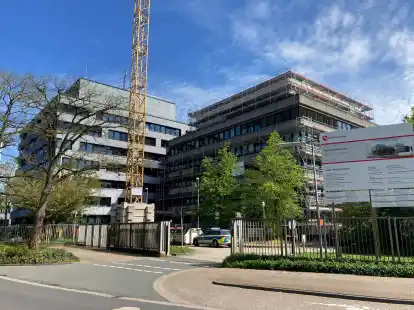 Auf Turm B (links) folgt Turm A:  Die Geb&auml;ude der Polizeiinspektion Oldenburg/Ammerland am  Friedhofsweg werden saniert.