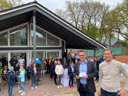 TSG-Vorsitzender Ingo K&uuml;hling und Abteilungsleiter Christian Seidl (vorne, von links) bei der offiziellen Einweihung des Tennisheims am Osterkamp in Kirchhatten.