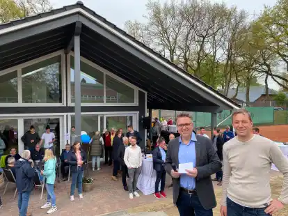 TSG-Vorsitzender Ingo K&uuml;hling und Abteilungsleiter Christian Seidl (vorne, von links) bei der offiziellen Einweihung des Tennisheims am Osterkamp in Kirchhatten.