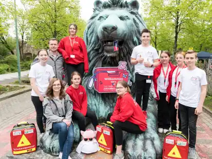 Beim Tag der Johanniter im Filmpark Babelsberg f&uuml;r Garrel am Start (von links), Lena Busch, Larissa Lampe, Jan Ferneding, Angelina Rudi, Zo&egrave;-Melina Scholz (vorne), Greta Kurmann, Linus Otten, Leni Meyer, Stefanie Rempe und Henry Meiners.