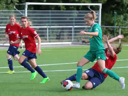 Mit 1:3 verloren die Bezirksliga Frauen des VfL Wilhelmshaven  (rote Trikots im Spiel gegen  Abbehausen) das vorletzte Saisonspiel in Brinkum.