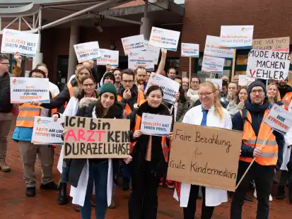 Die &Auml;rzte-Gewerkschaft Marburger Bund hatte am Oldenburger Klinikum schon im M&auml;rz zum Warnstreik aufgerufen. Die Forderung: 10,5 Prozent mehr Gehalt als Inflationsausgleich und zus&auml;tzlich 2,5 Prozent. An diesem Dienstag wollen die &Auml;rzte wieder streiken.