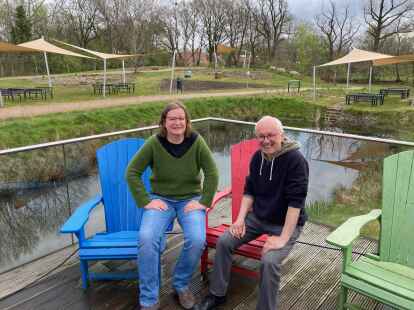 Vertreten die Interessen des BUND: Gesch&auml;ftsf&uuml;hrerin Gertrud Heuer und Hilmar Westholm (stellv. Vorsitzender Oldenburg S&uuml;d). Die Aufnahme entstand im naturnah angelegten Garten der Nordwest-Zeitung/Nordwest-Mediengruppe in Etzhorn.