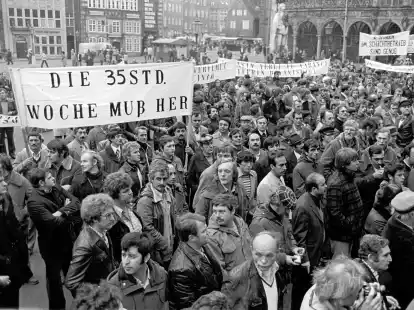 Mitarbeiter der Kl&ouml;ckner-Werke fordern am 17. November 1978 auf dem Marktplatz von Bremen auf einem Transparent die 35-Stunden-Woche.
