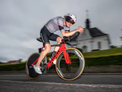 Bis zum Ende des Radfahrens lief es gut: Jesse Hinrichs (Bild von der Ironman 70.3-EM in Dänemark 2021) fiel bei der Langdistanz-WM auf Ibiza beim Laufen auf Platz 18 zurück.