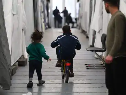 Kinder spielen im Zelt einer provisorischen Fl&uuml;chtlingsunterkunft im hessischen&nbsp;Bensheim.