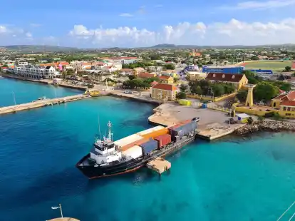 Blick auf Kralendijk, den Hauptort von Bonaire.