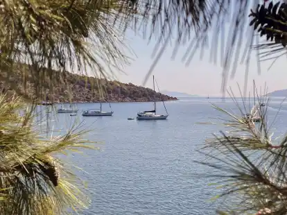 Blick vom Kirchplatz in Epidauros auf die Bucht: Der Saronische Golf ist ein beliebtes Segelrevier.