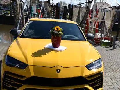 Die Urne mit der Asche des verstorbenen Martin Sievers wurde im Kutterhafen von Fedderwardersiel auf der Motorhaube platziert.