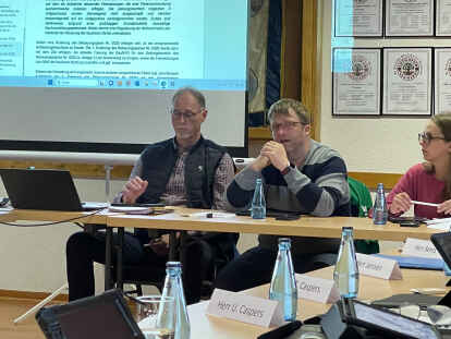 Um das Ferienwohnen im Verhältnis zum Dauerwohnen ging es erneut in einer Sitzung des Gemeinderates Dornum. Details dazu erläuterten Kämmerer Thomas Erdmann und Bauamtsleiter Udo Janssen (v. l.).