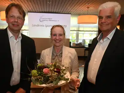 Mit dem Ehrenamtspreis von Holger Kreye (links) und dem Kreissportbund-Vorsitzenden Horst Bokelmann (rechts) überrascht: Sonja Müller