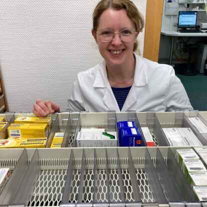 Bei Birte Neumann, die Apotheken in Oldenburg und in Petersfehn f&uuml;hrt, sind die Schubladenf&auml;cher f&uuml;r Antibiotika leer. Sie stellt Antibiotikas&auml;fte f&uuml;r Kinder nun selbst her.
