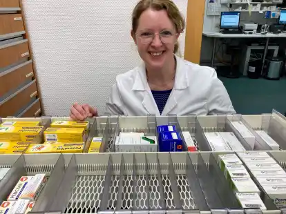 Bei Birte Neumann, die Apotheken in Oldenburg und in Petersfehn f&uuml;hrt, sind die Schubladenf&auml;cher f&uuml;r Antibiotika leer. Sie stellt Antibiotikas&auml;fte f&uuml;r Kinder nun selbst her.