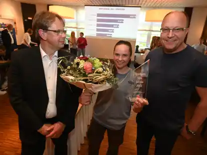 Holger Kreye (links) mit Siegerin Lotta Drews und Dirk Wintermann