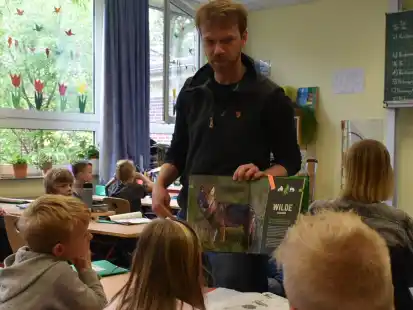Finn Ahrens, ehrenamtlicher Wolfsberater im Harlingerland, informierte am Dienstag Sch&uuml;lerinnen und Sch&uuml;ler der Grundschule Friedeburg altersgerecht zum richtigen Umgang mit dem Wolf.