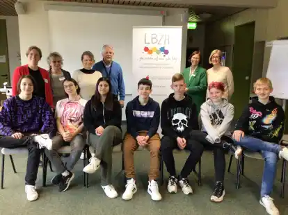 Alles in die eigene Hand zu nehmen &ndash; darum ging es bei den Empowerment-Seminaren am LBZH &ndash; hier einige der Sch&uuml;ler mit (hinten li.) Schulleiterin Sonja Alefs, externer Seminarleitung und Vertreterinnen des Lions Clubs Willa Thorade und des F&ouml;rdervereins des Landesbildungszentrums.