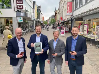 Probierten das neue Gratis-W-Lan in der Fu&szlig;g&auml;ngerzone gleich aus (von links): B&uuml;rgermeister Neidhard Varnhorn, der st&auml;dtische Wirtschaftsf&ouml;rderer Alexander Block, Thorsten Maa&szlig;en und Christian Rutter (beide The Cloud Networks Germany)