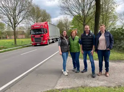 Immer mehr Verkehr, immer mehr L&auml;rm, immer mehr Gefahren: Die Linsweger Sarah J&uuml;rgens (von links), Elke Hellwig, Hermann Ihler und Svea Ohmstede sorgen sich um die Sicherheit im Dorf.