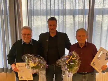 75 Jahre im Verein: Bernhard Meyer und Siegfried Schönherr wurden von Vereinschef Dietmar Groenhagen geehrt.