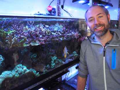 Dr. Matthias Kellermann untersucht die Auswirkungen des menschlichen Einflusses auf Korallenriffe am ICBM an der Universit&auml;t Oldenburg. Er ist einer von drei Forschenden, die bei &bdquo;Meet the Scientists!&ldquo; im Schlauen Haus &uuml;ber ihre Arbeit sprechen.