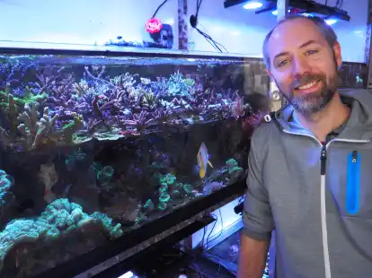 Dr. Matthias Kellermann untersucht die Auswirkungen des menschlichen Einflusses auf Korallenriffe am ICBM an der Universit&auml;t Oldenburg. Er ist einer von drei Forschenden, die bei &bdquo;Meet the Scientists!&ldquo; im Schlauen Haus &uuml;ber ihre Arbeit sprechen.