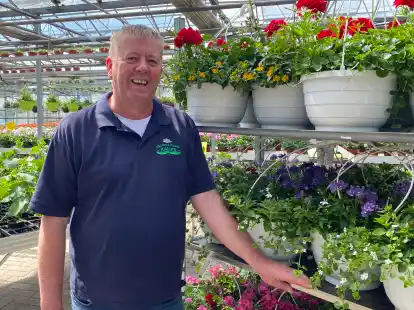 Der Gärtnermeister im Zierpflanzenbau Stefan Kamps leitet seit 1995 seine eigene Gärtnerei in Zetel. Er weiß, welche Pflanzen pflegeleicht sind und wie sie gehalten werden müssen.