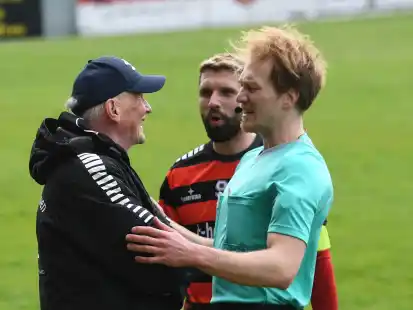 Immer auf Ballhöhe und im Dialog: SVW-Fußballer David Jahdadic (Mitte) im Smalltalk mit Trainer Lars Klümper und Schiedsrichter Julian Karker.